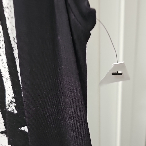 Eileen Fisher Black and White Abstract Muscle Tee - Picture 3 of 4